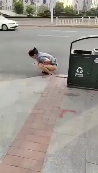 Chị gái mắc quá ia luôn giữa đường trốn đông người.